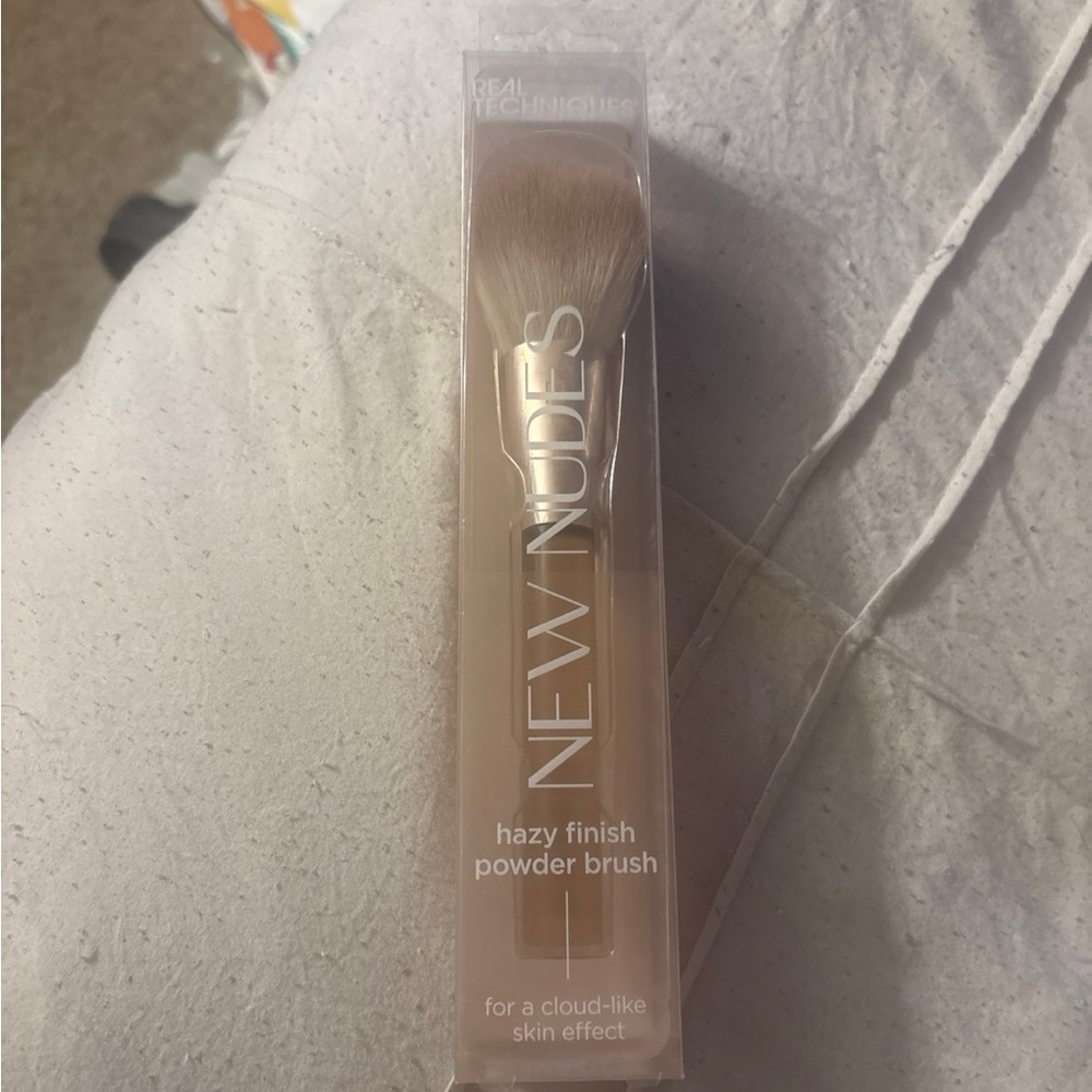 Real Techniques New Nudes Hazy Finish Powder Brush - Cream